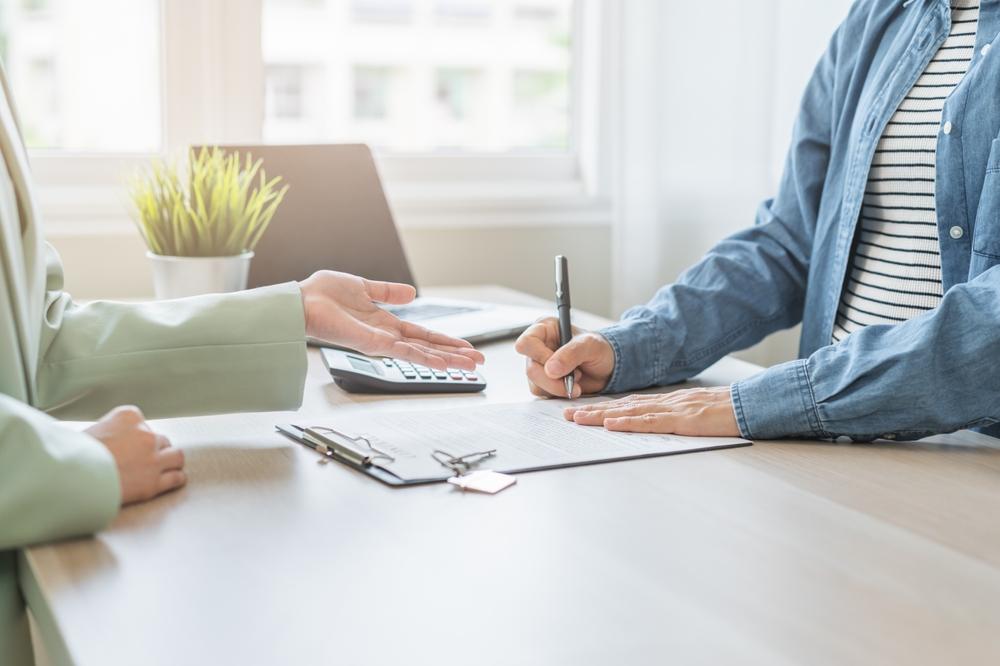 Plná moc uděluje plnomocníkovi pravomoc ke konkrétnímu úkonu, generální plná moc k širokému spektru úkonů.