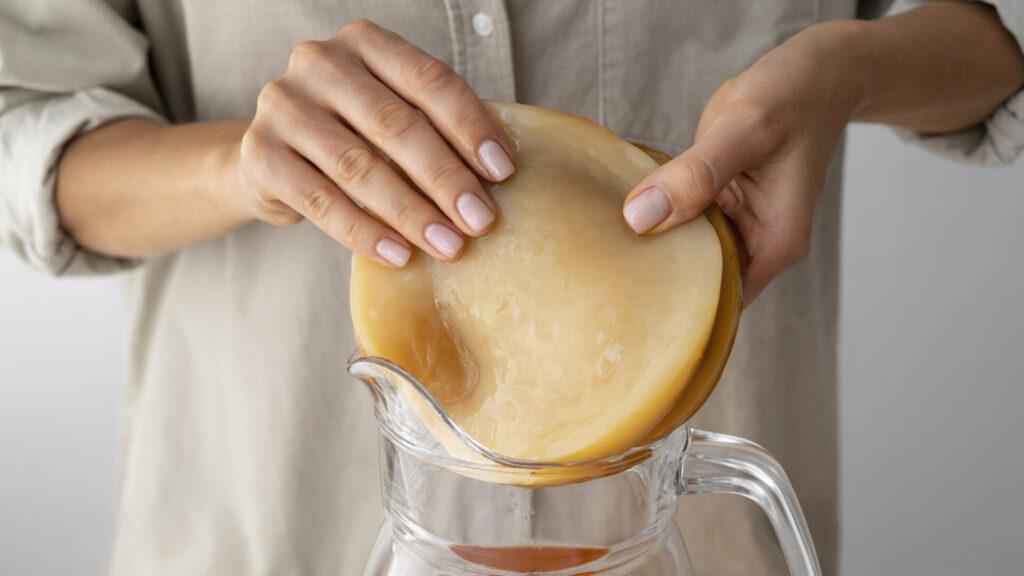 SCOBY je zkratka pro symbiotickou kulturu bakterií a kvasinek, která se používá při výrobě kombuchy.