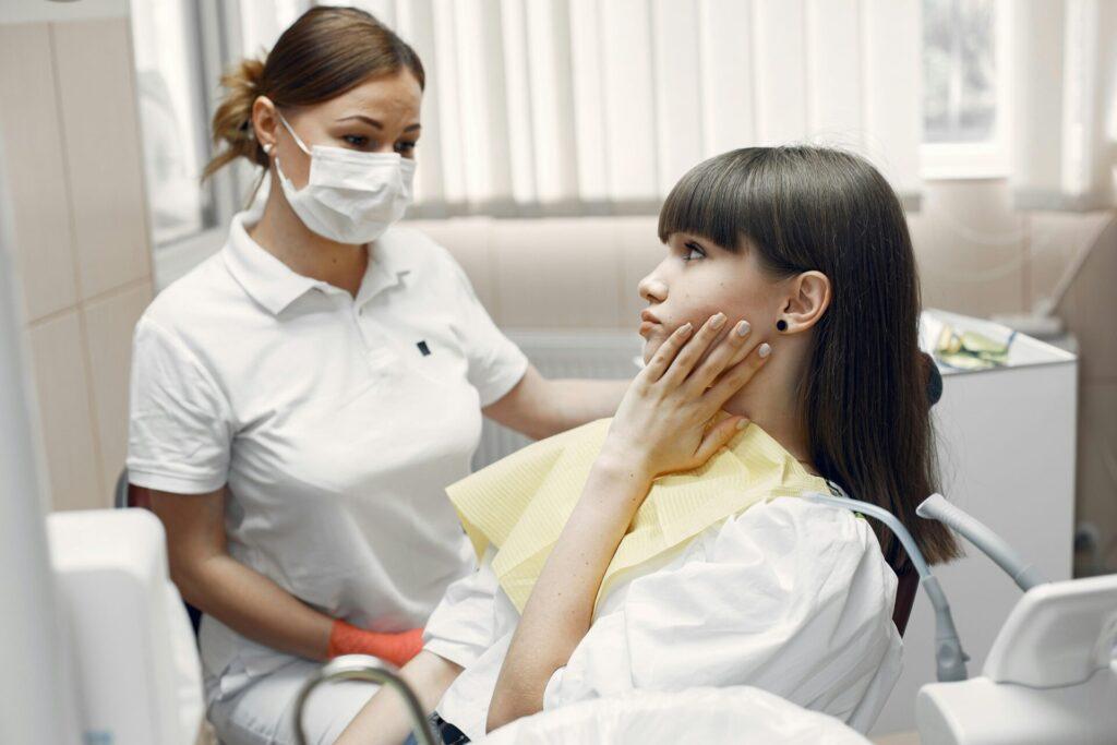 Pravidelné prohlídky u zubního lékaře a důsledná dentální hygiena jsou tou nejlepší prevencí.