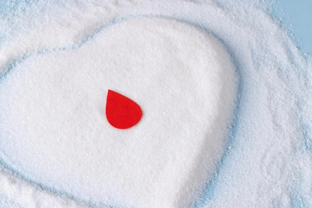 Kapka krve – základní krok při měření hladiny cukru v krvi.